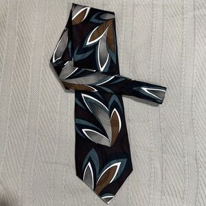 Chez Roffe 100% silk necktie. Lotus-like pattern, burgundy, floral, bold